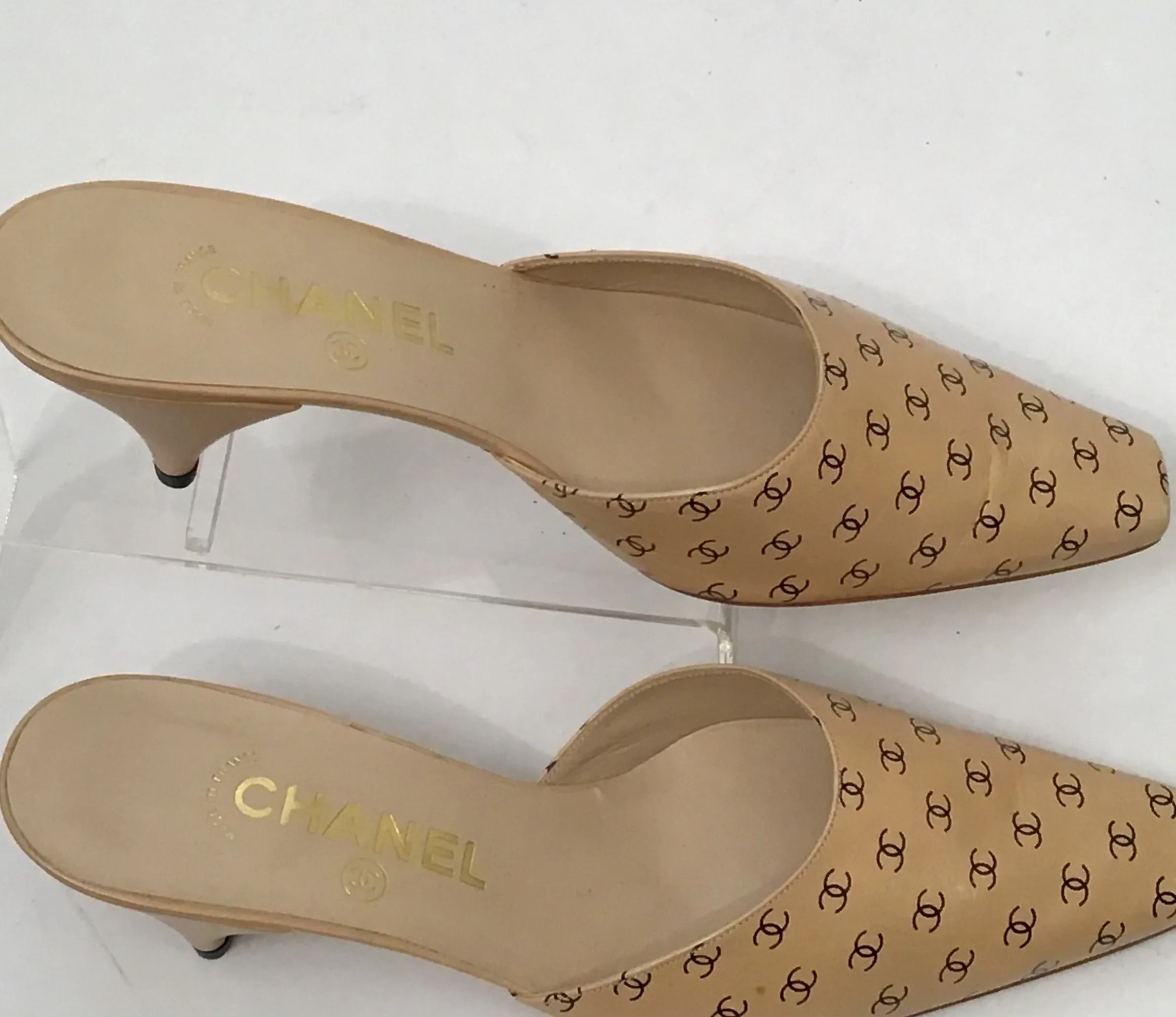 1990 Chanel Vintage patent leather CC logo monogrammed beige kitten heel mule slides EU 38