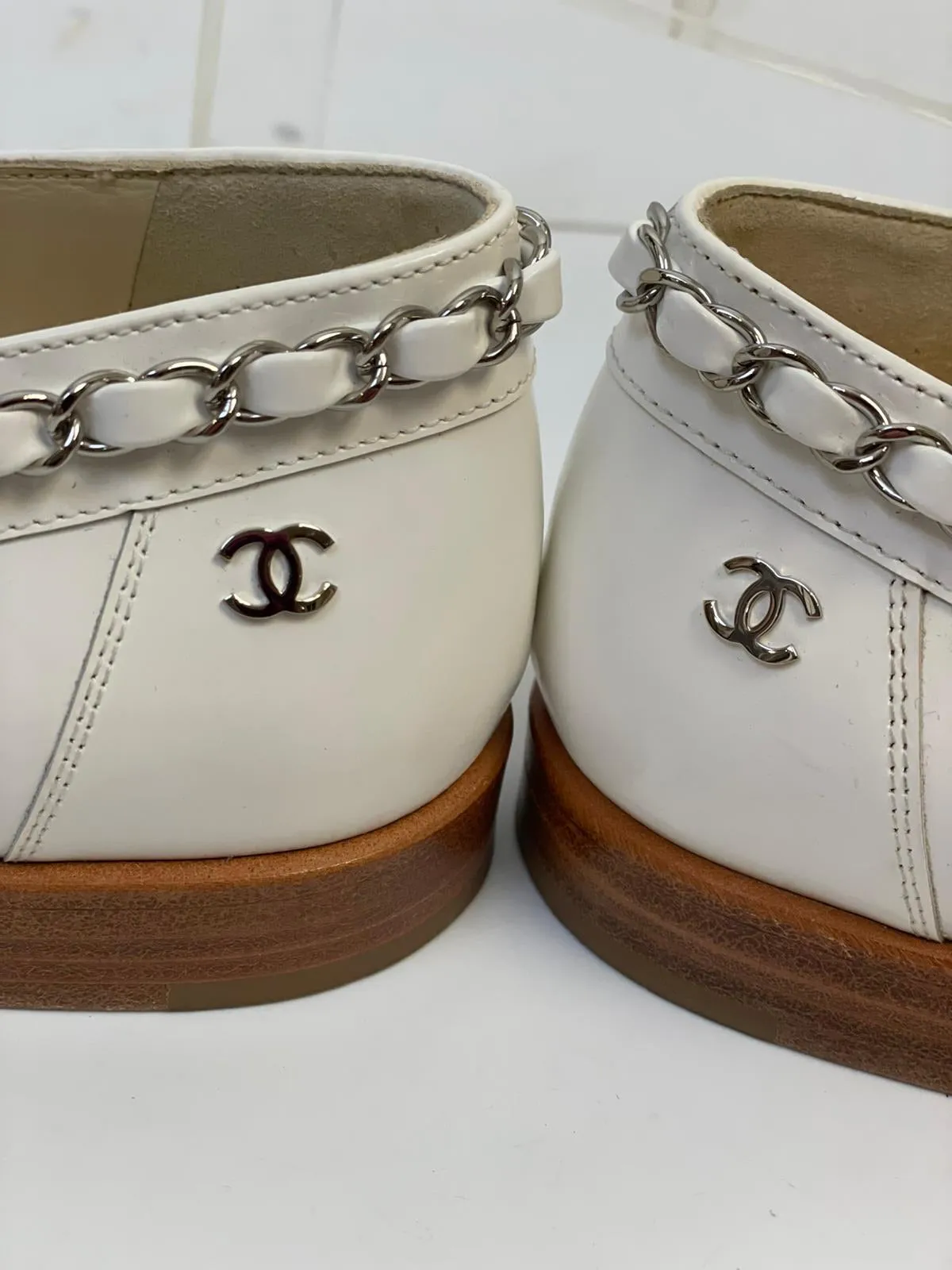 Chanel 10C 2010 Cruise Resort White patent leather chain loafers EU 38 US 7/7.5 Narrow