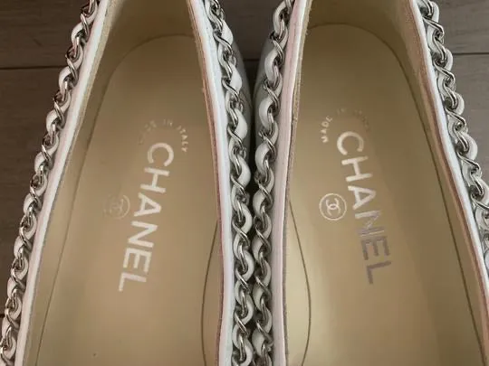 Chanel 10C 2010 Cruise Resort White patent leather chain loafers EU 38 US 7/7.5 Narrow